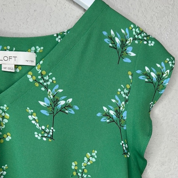LOFT V Neck Flutter Sleeve Green Floral Blouse Size MP - Picture 3 of 11